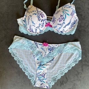 Adore Me t-shirt contour bra. 34B